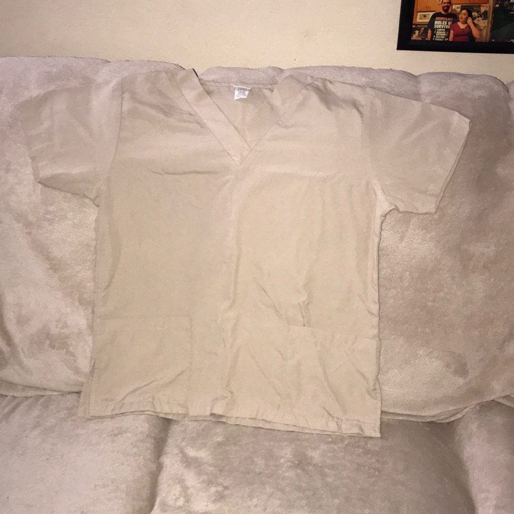 B.A.G. Small Tan scrub top with pockets V neck 💕